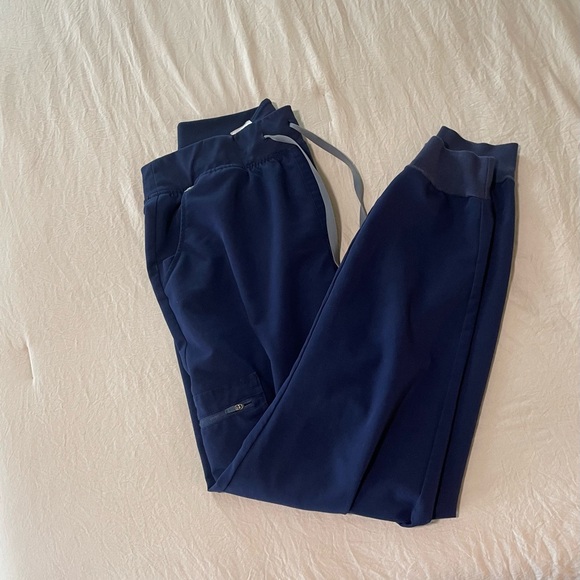 Figs Women's Navy scrub set - Picture 4 of 6